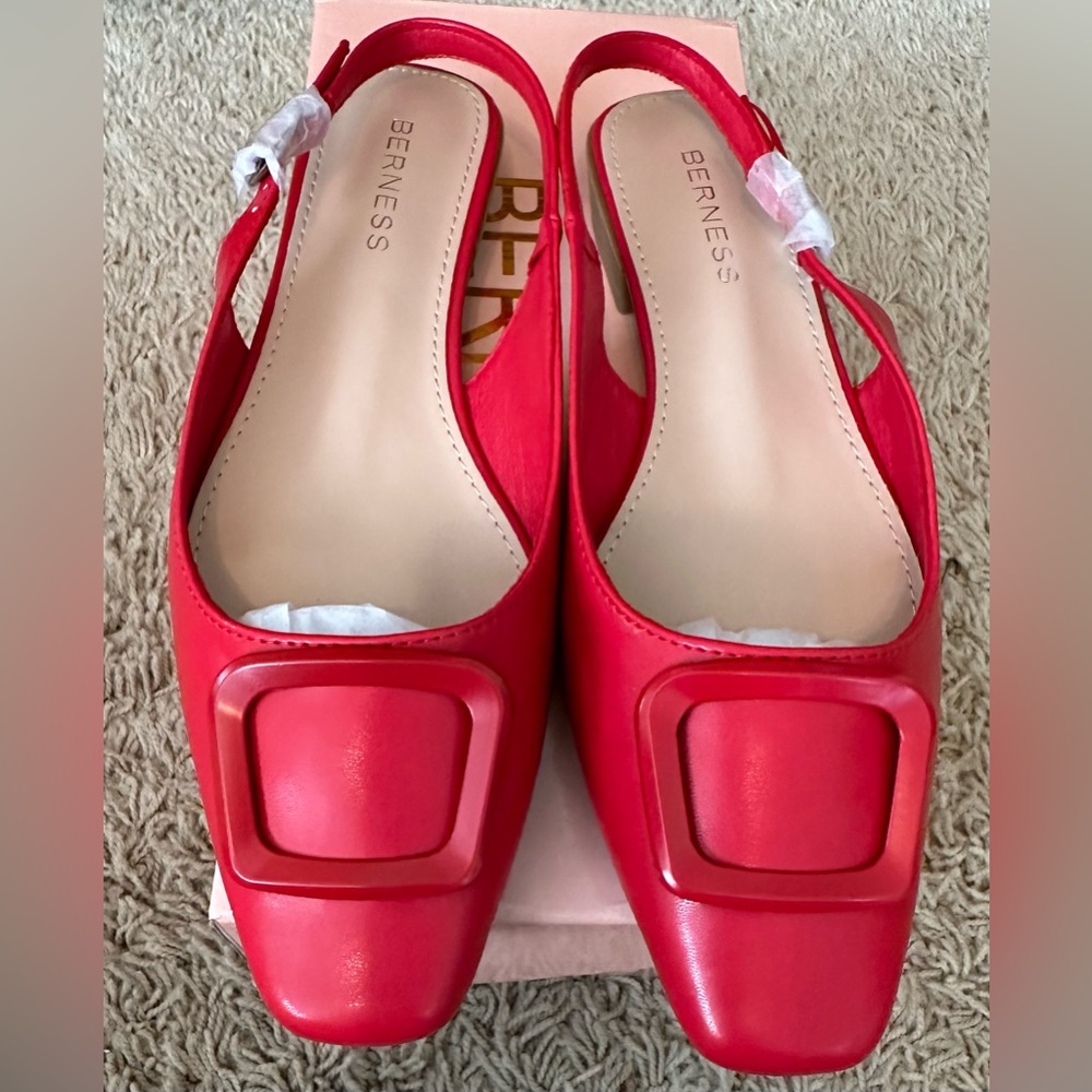 NWOT BERNESS SLINGBACK FLATS